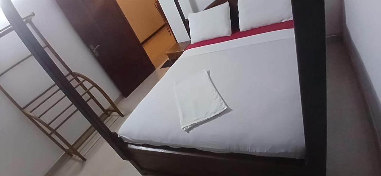Oviniru Beach Hotel Negombo Exterior foto